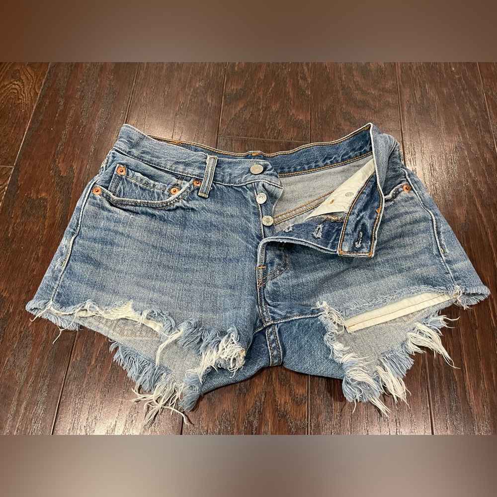 Levi's 501 Button Fly Raw Hem Denim Cut Off  Medium Wash Shorts Women Size 26